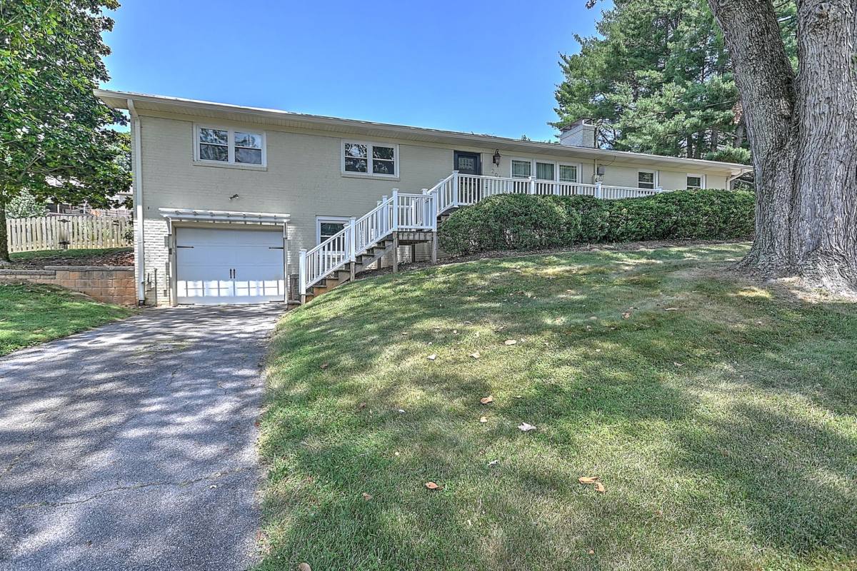 House for rent at 206 Sequoyah Dr, Johnson City, TN 37604