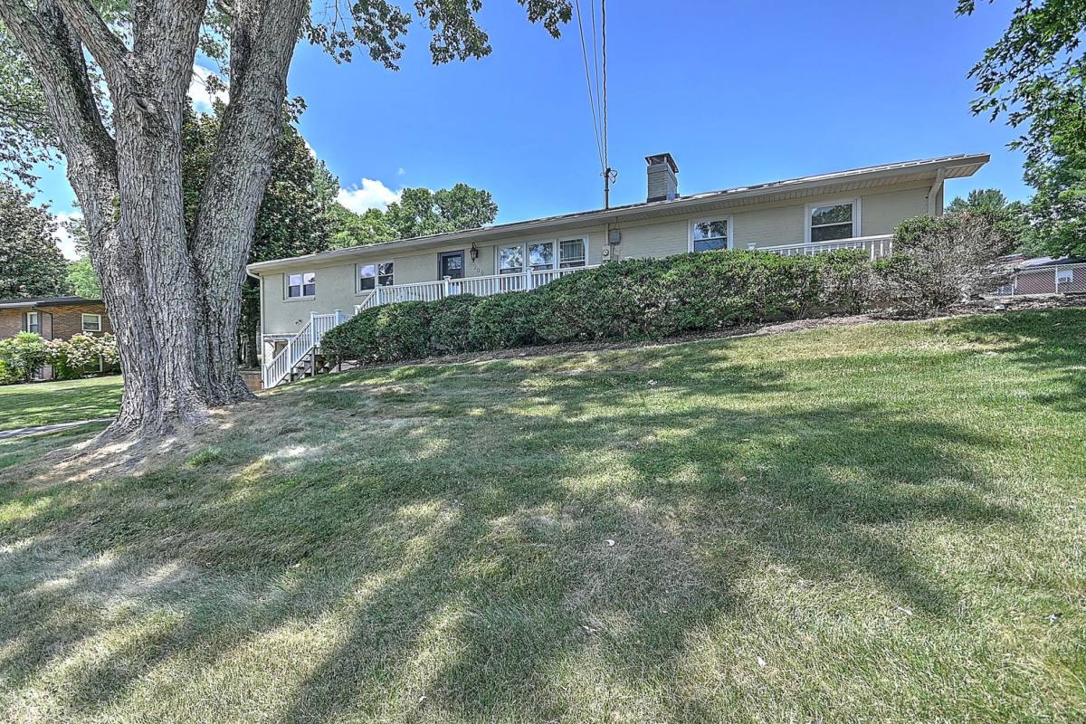 House for rent at 206 Sequoyah Dr, Johnson City, TN 37604