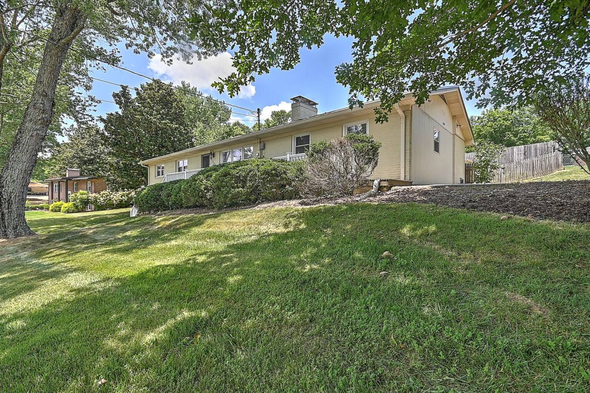 House for rent at 206 Sequoyah Dr, Johnson City, TN 37604