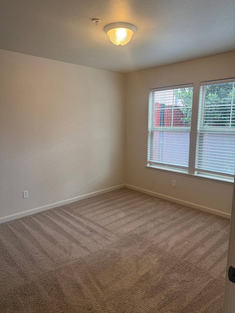 Apartment for rent at 121 Healdsburg Ave, Cloverdale, CA 95425