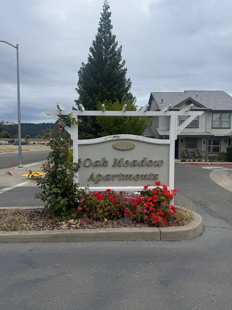 Apartment for rent at 121 Healdsburg Ave, Cloverdale, CA 95425