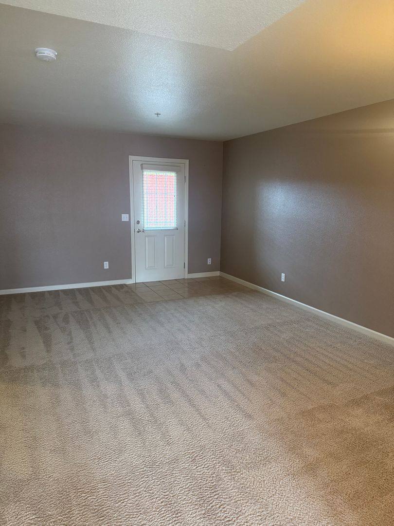 Apartment for rent at 121 Healdsburg Ave, Cloverdale, CA 95425