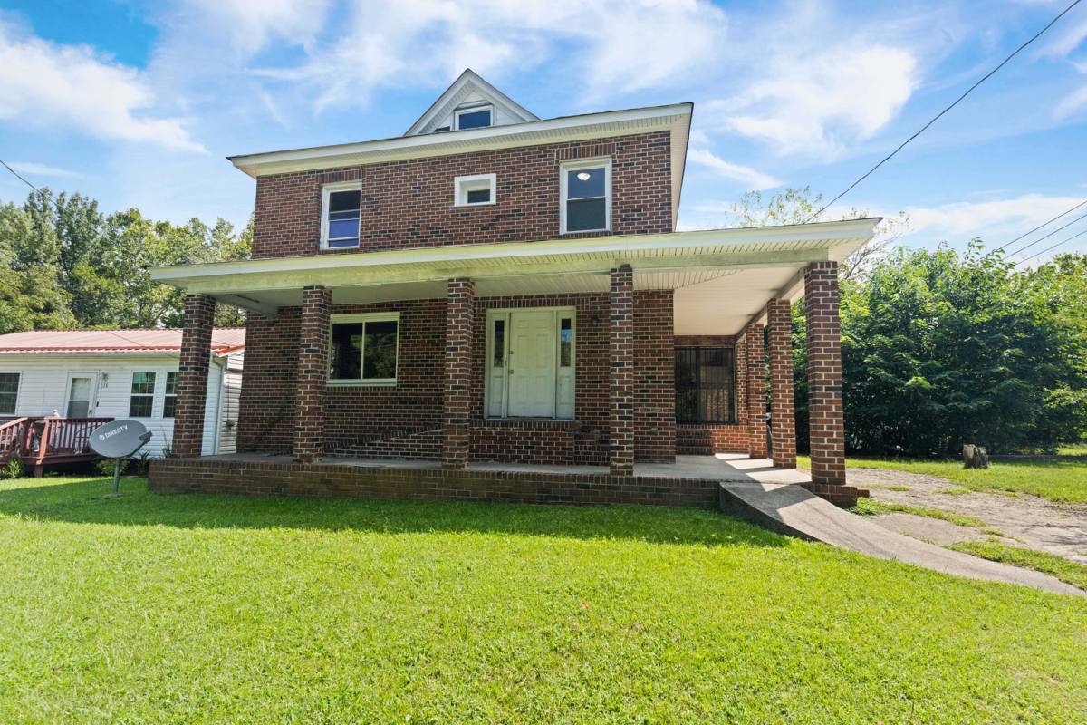 Apartment for rent at 516 N Center St, Blackstone, VA 23824