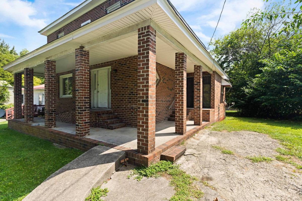 Apartment for rent at 516 N Center St, Blackstone, VA 23824