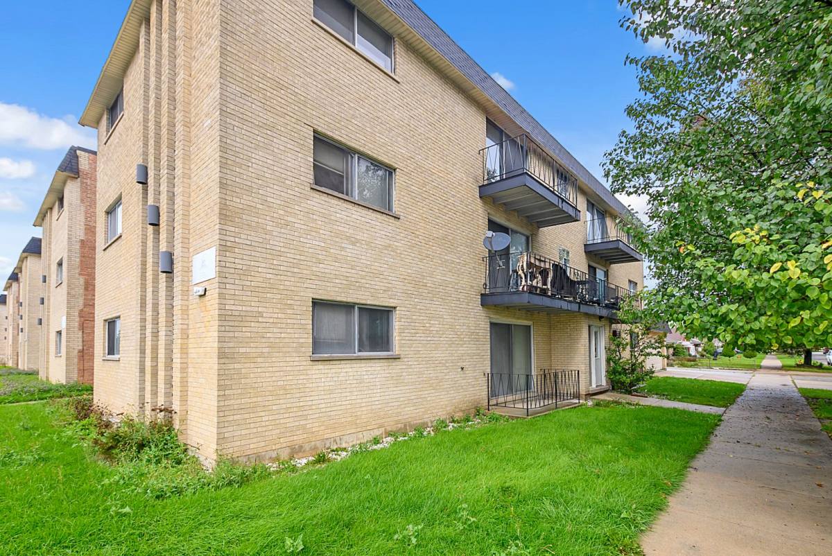 Apartment for rent at 4634 W 79th St, Chicago, IL 60652