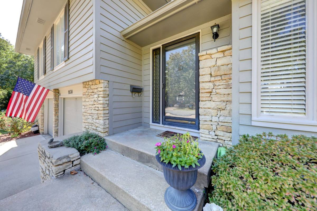 House for rent at 9534 Glenwood St, Overland Park, KS 66212