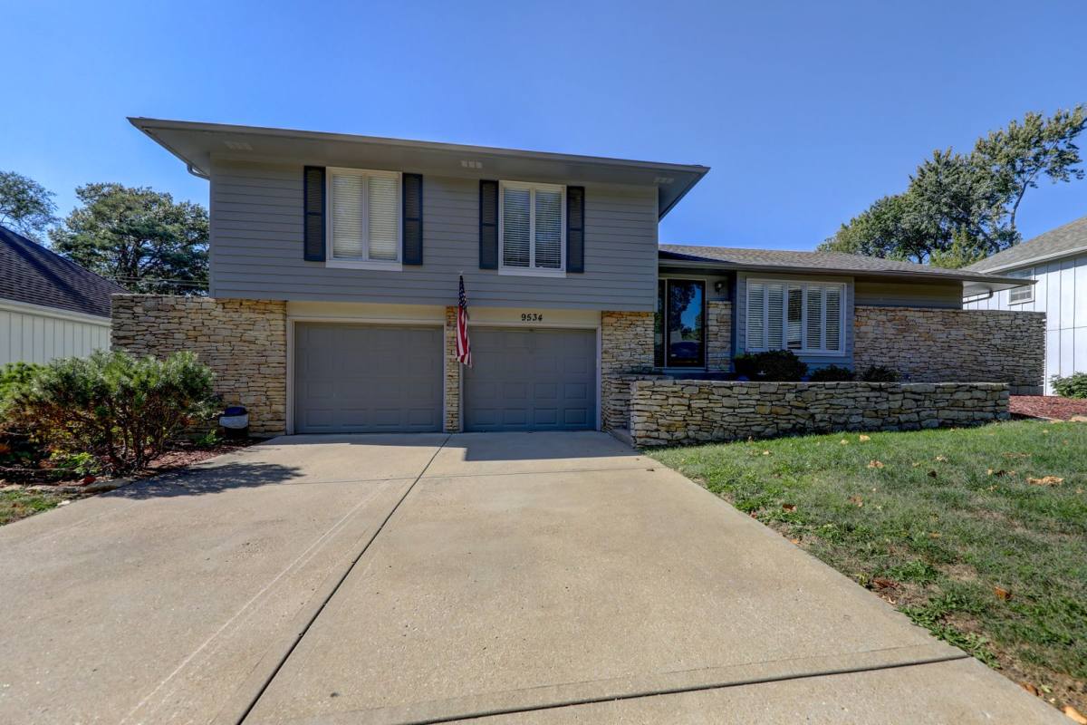 House for rent at 9534 Glenwood St, Overland Park, KS 66212