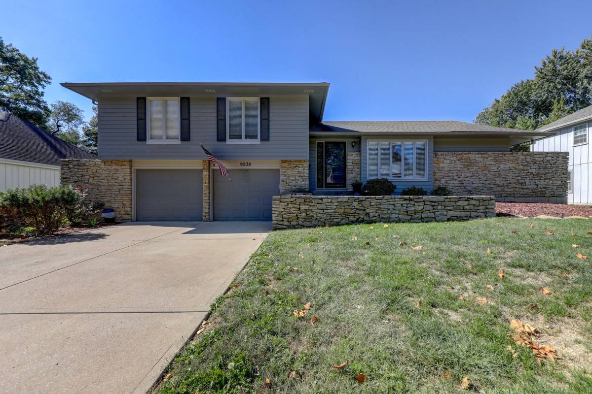 House for rent at 9534 Glenwood St, Overland Park, KS 66212