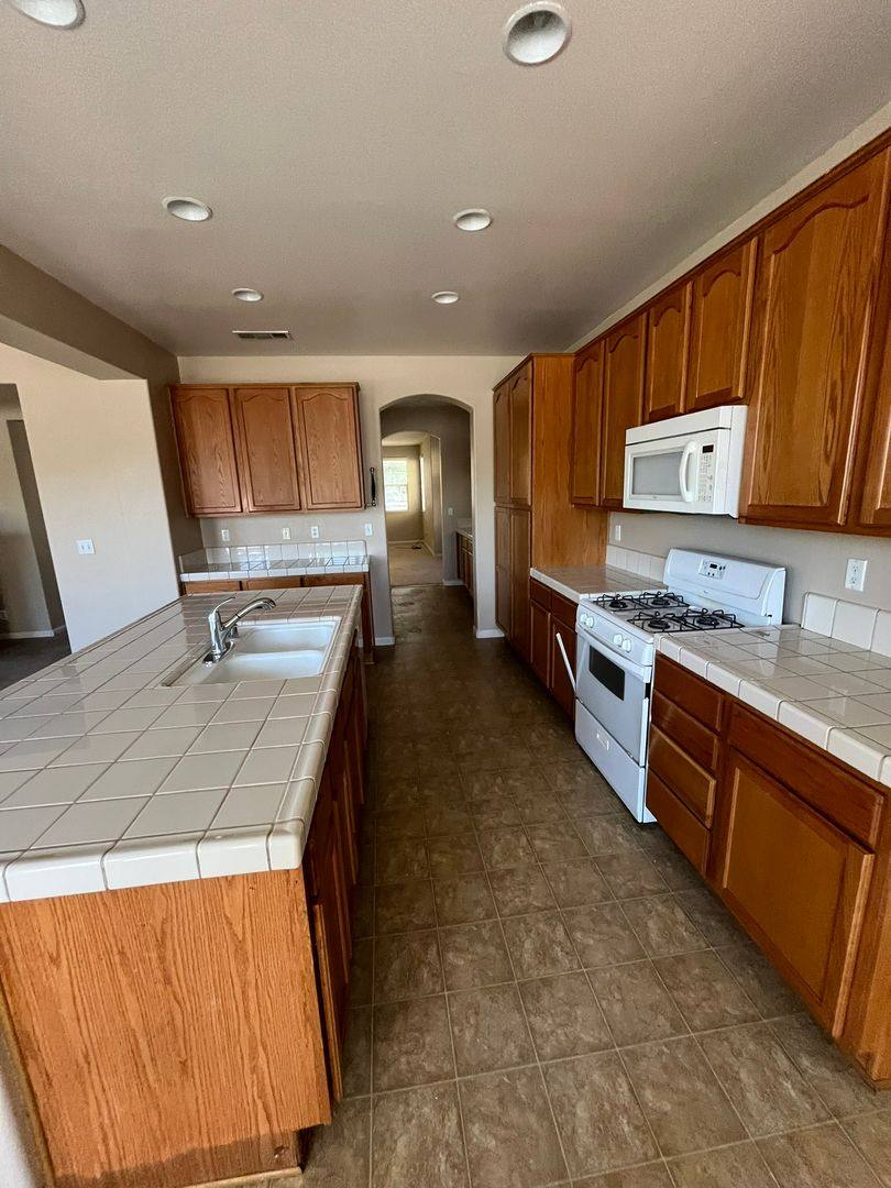 House for rent at 1520 Manzanita Way, Los Banos, CA 93635