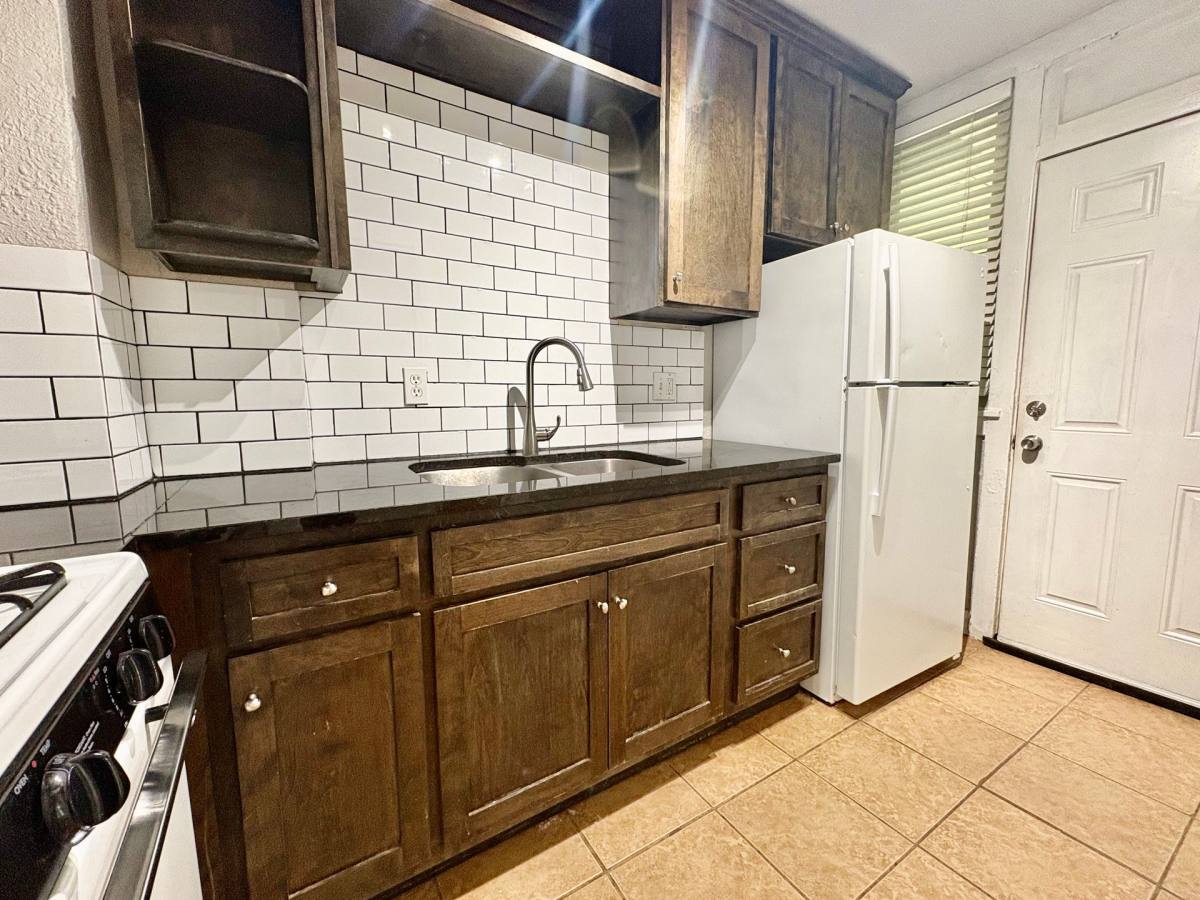 Apartment for rent at 815 E 42nd St, Kansas City, MO 64110