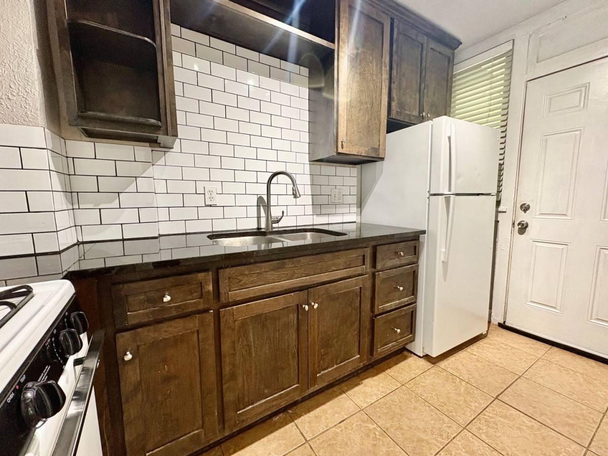 Apartment for rent at 815 E 42nd St, Kansas City, MO 64110