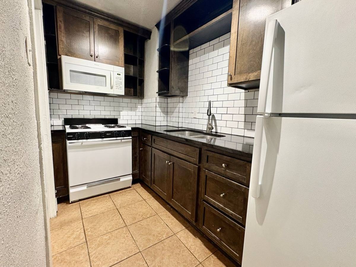 Apartment for rent at 815 E 42nd St, Kansas City, MO 64110