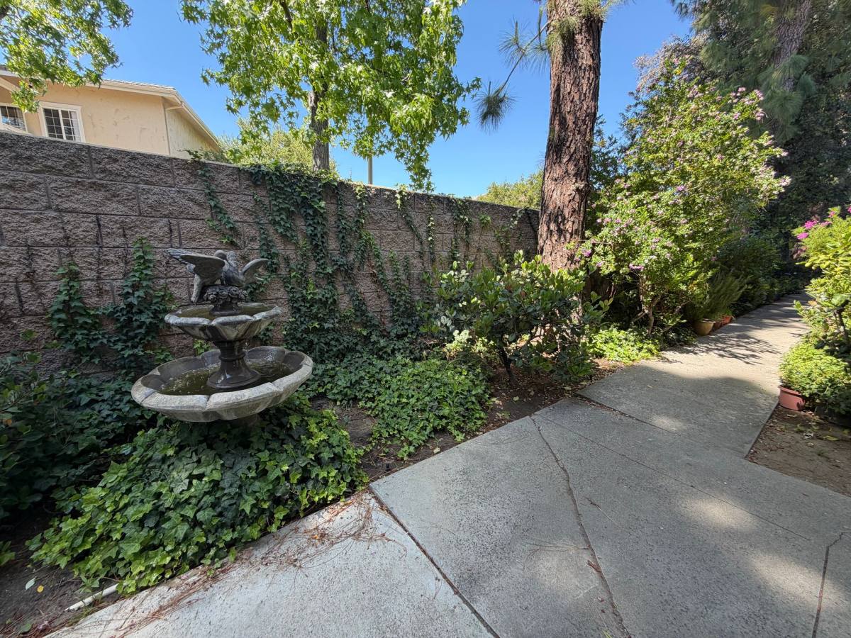 Apartment for rent at 5245 Chesebro Rd, Agoura Hills, CA 91301