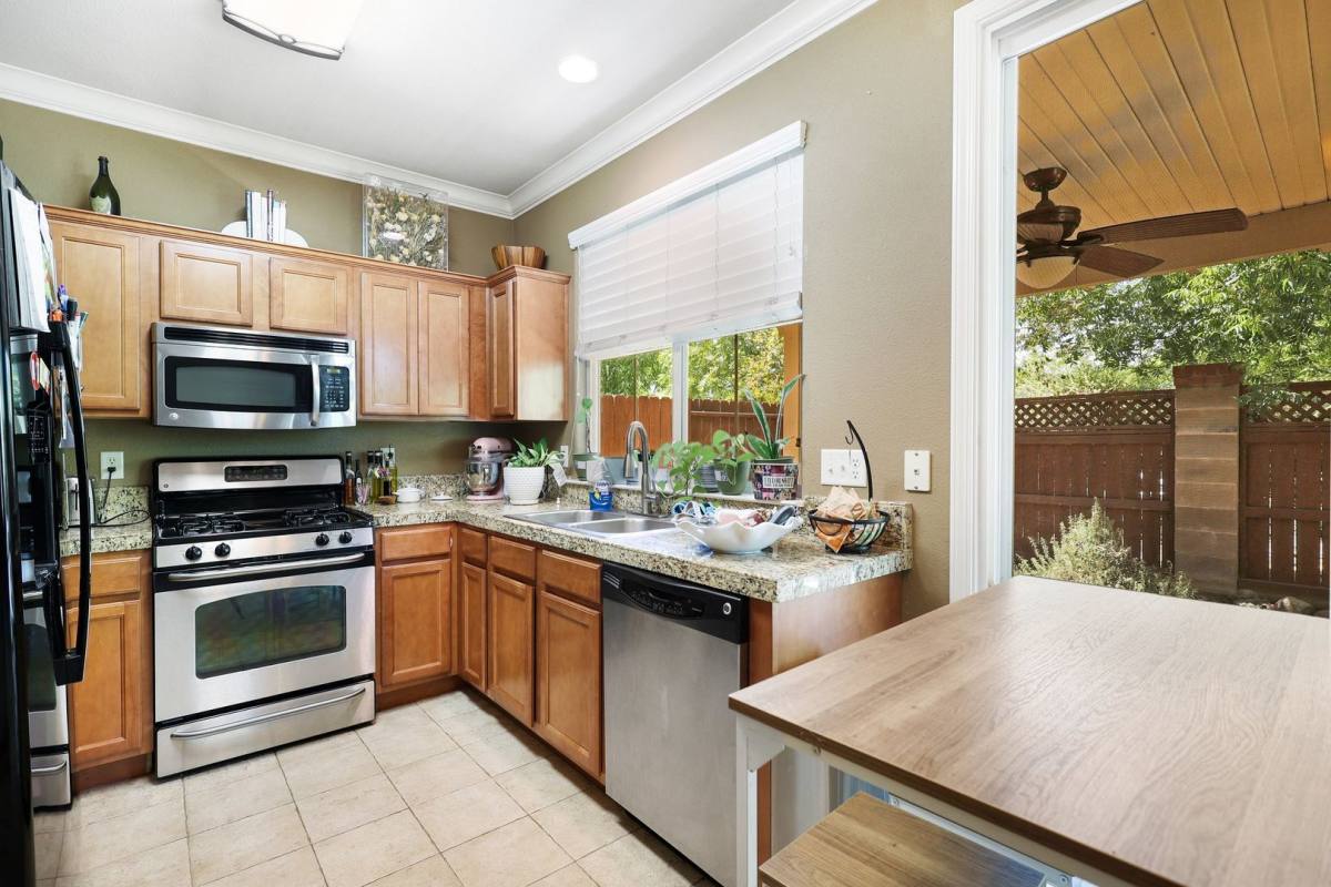 Townhouse for rent at 2035 Vienna Way, Redding, CA 96003