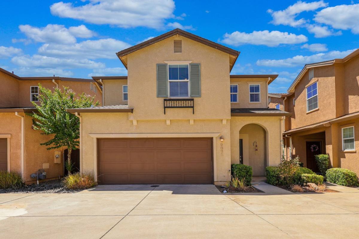 Townhouse for rent at 2035 Vienna Way, Redding, CA 96003