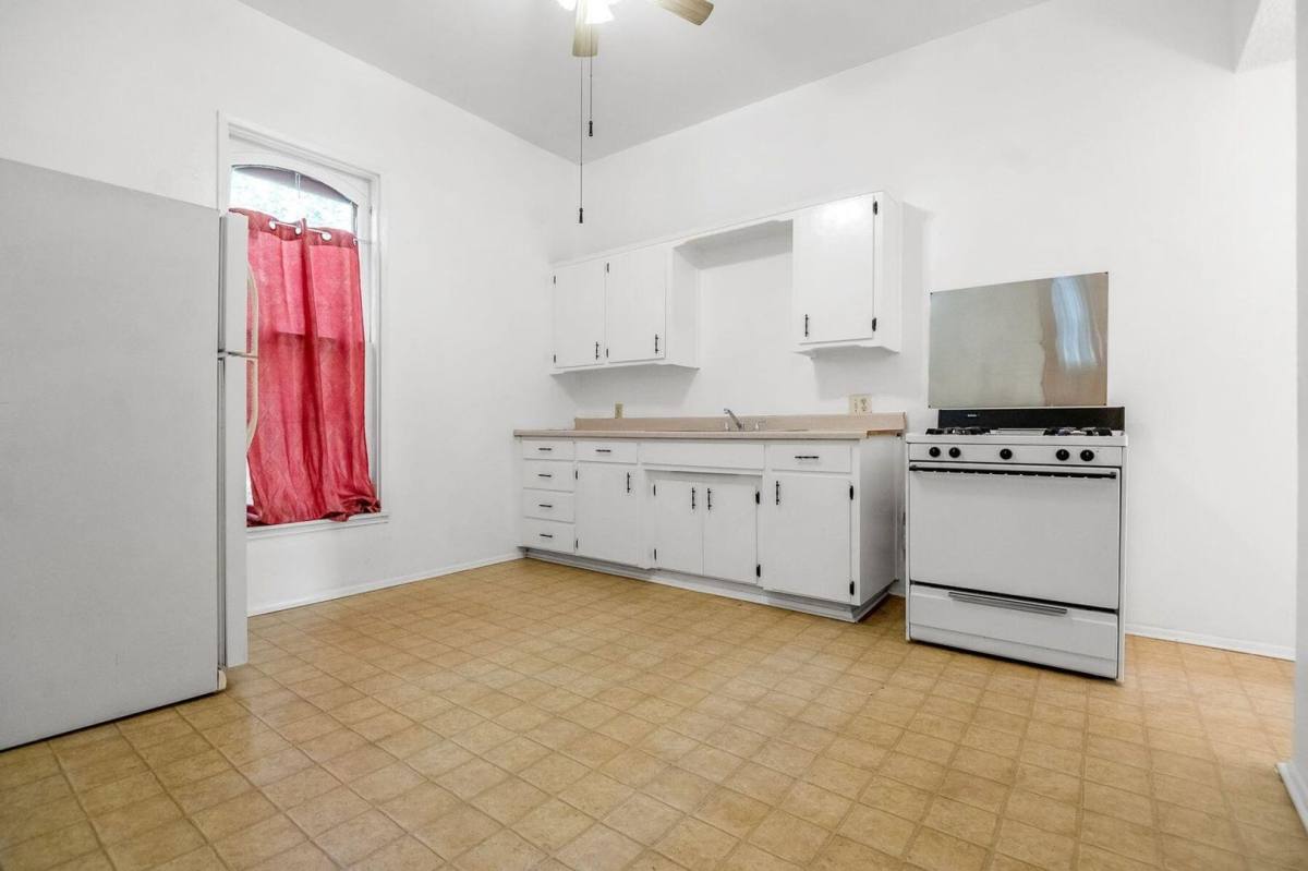 House for rent at 134 10th St, Hanford, CA 93230