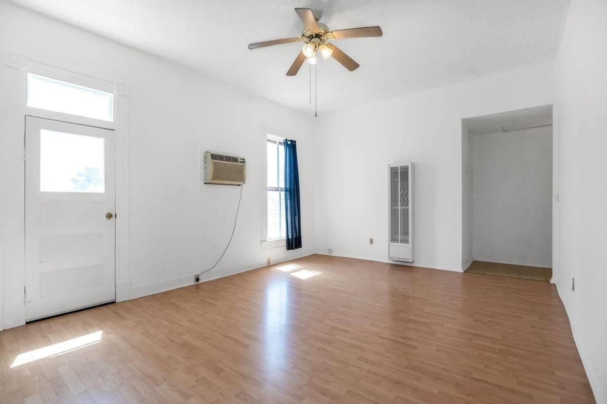 House for rent at 134 10th St, Hanford, CA 93230