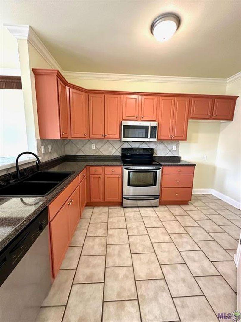 Townhouse for rent at 18163 Pinehurst Dr, Prairieville, LA 70769