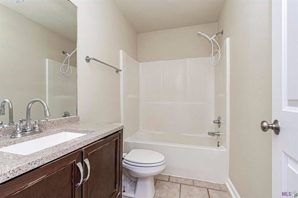 Townhouse for rent at 18163 Pinehurst Dr, Prairieville, LA 70769