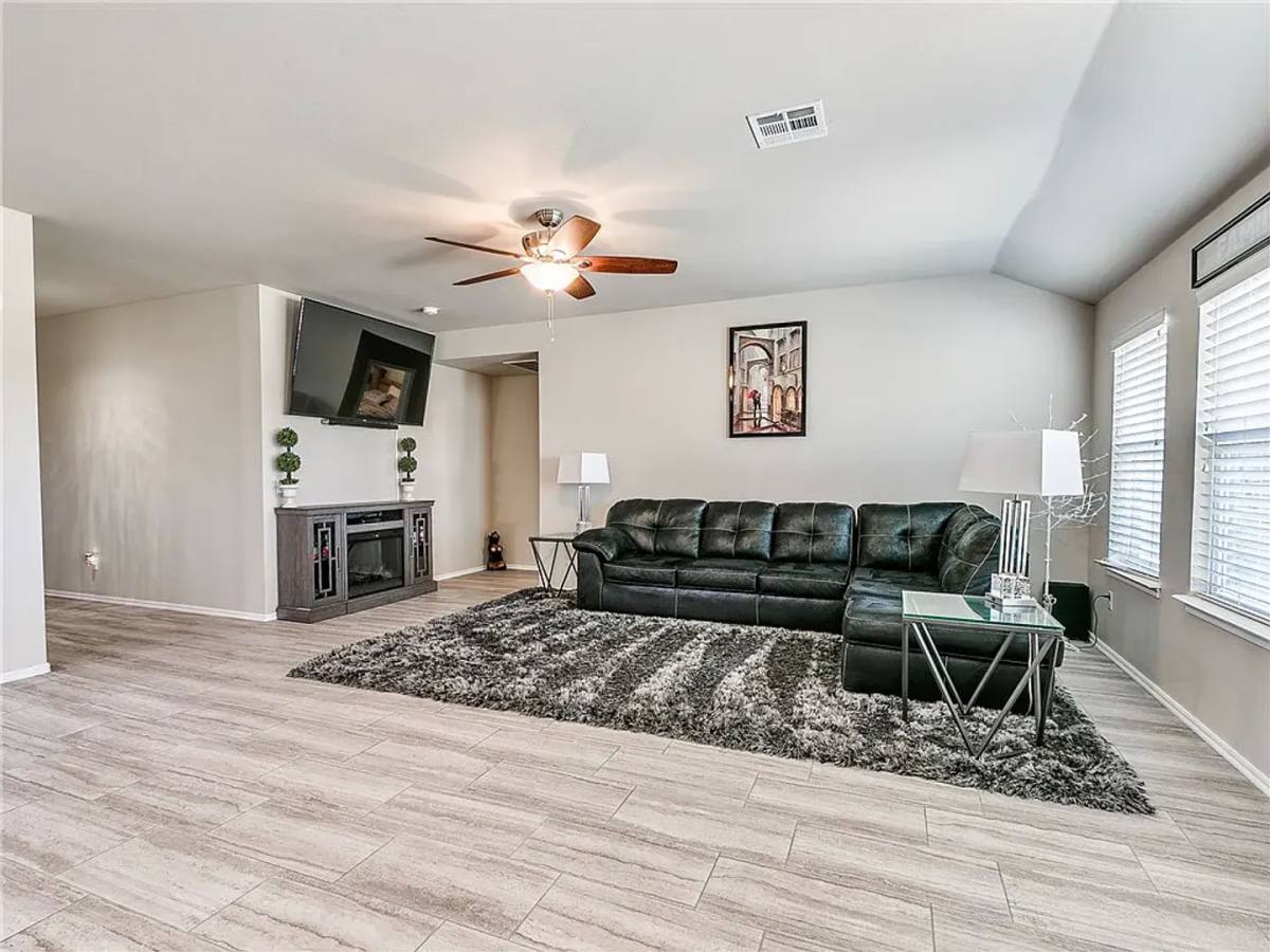 House for rent at 913 N Donald Way, Mustang, OK 73064