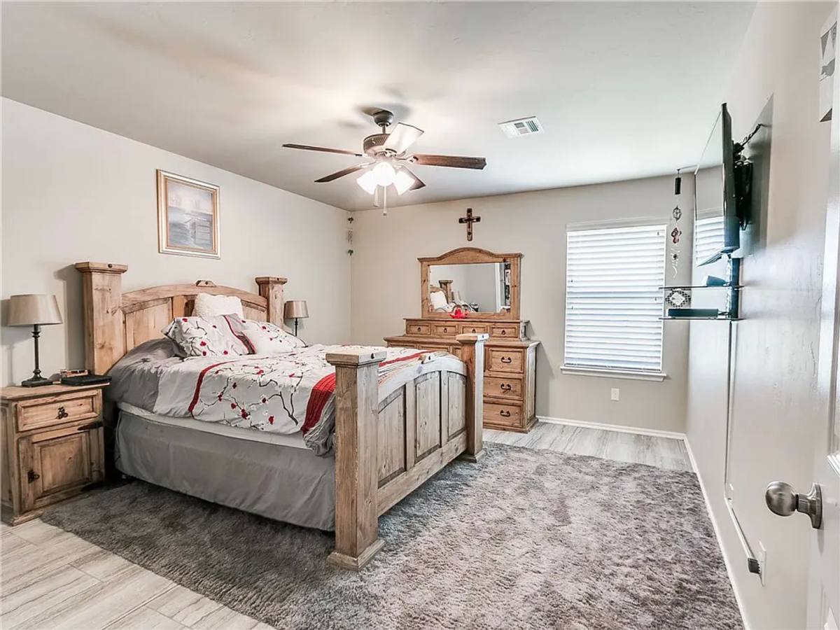 House for rent at 913 N Donald Way, Mustang, OK 73064