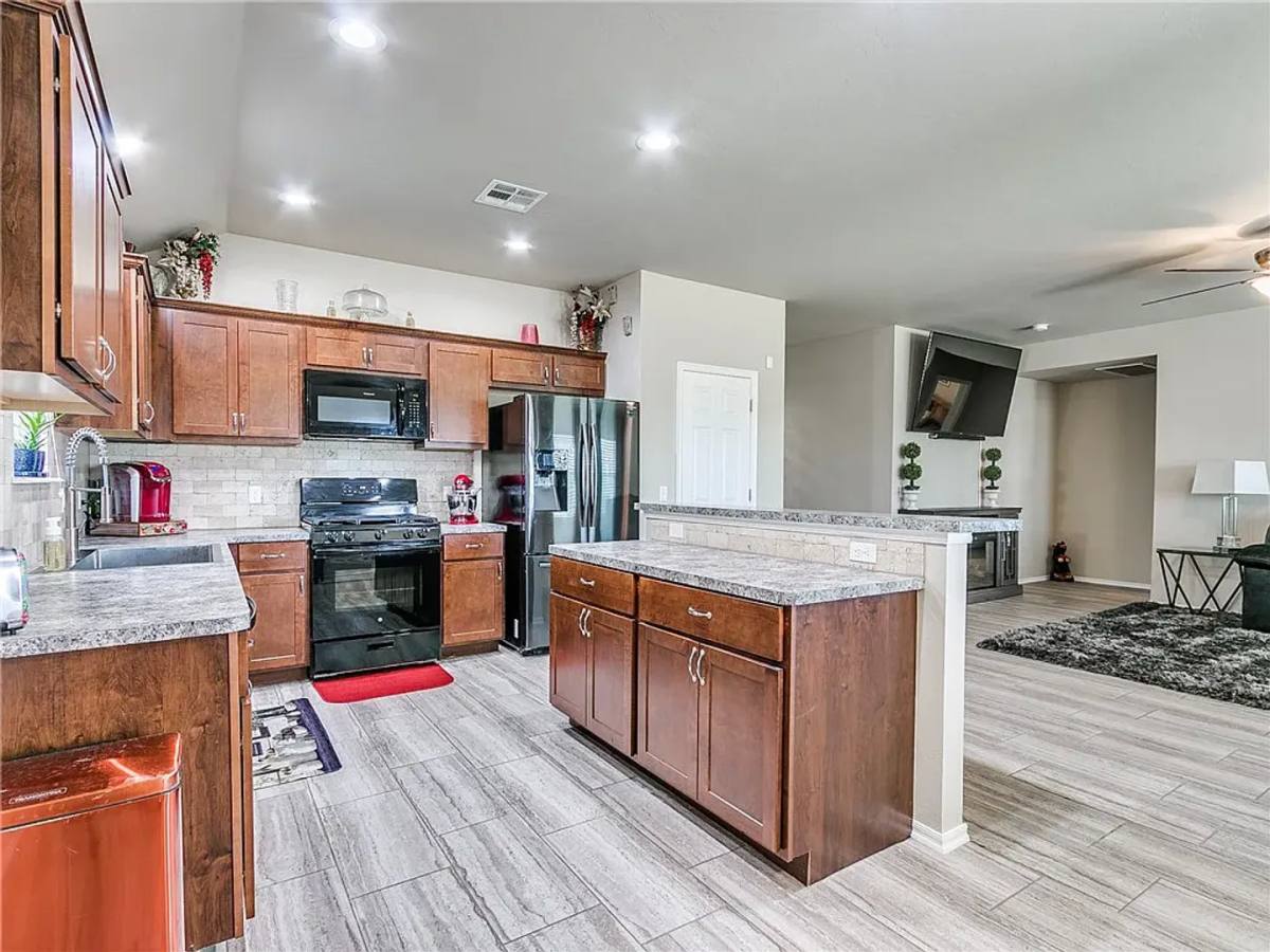 House for rent at 913 N Donald Way, Mustang, OK 73064