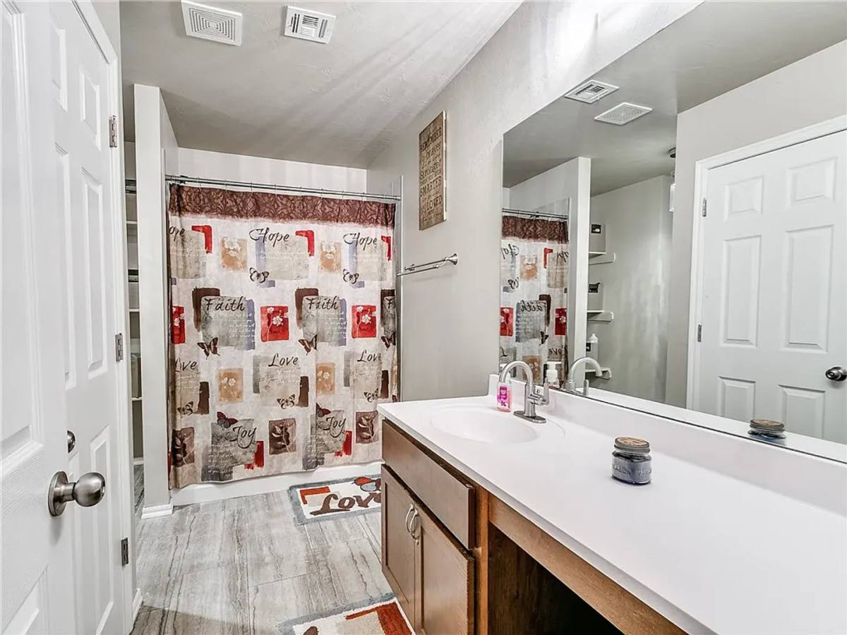 House for rent at 913 N Donald Way, Mustang, OK 73064