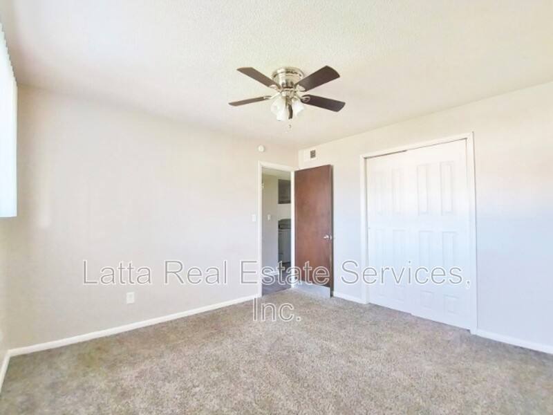Apartment for rent at 12408 E 40th St, Independence, MO 64055