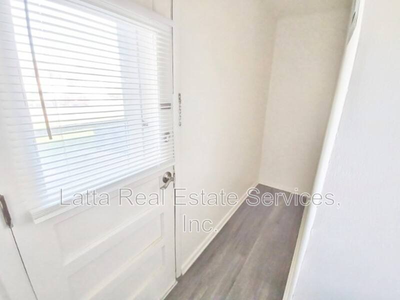Apartment for rent at 12408 E 40th St, Independence, MO 64055