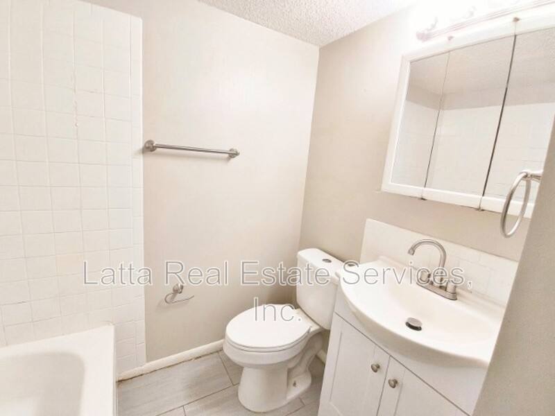 Apartment for rent at 12408 E 40th St, Independence, MO 64055