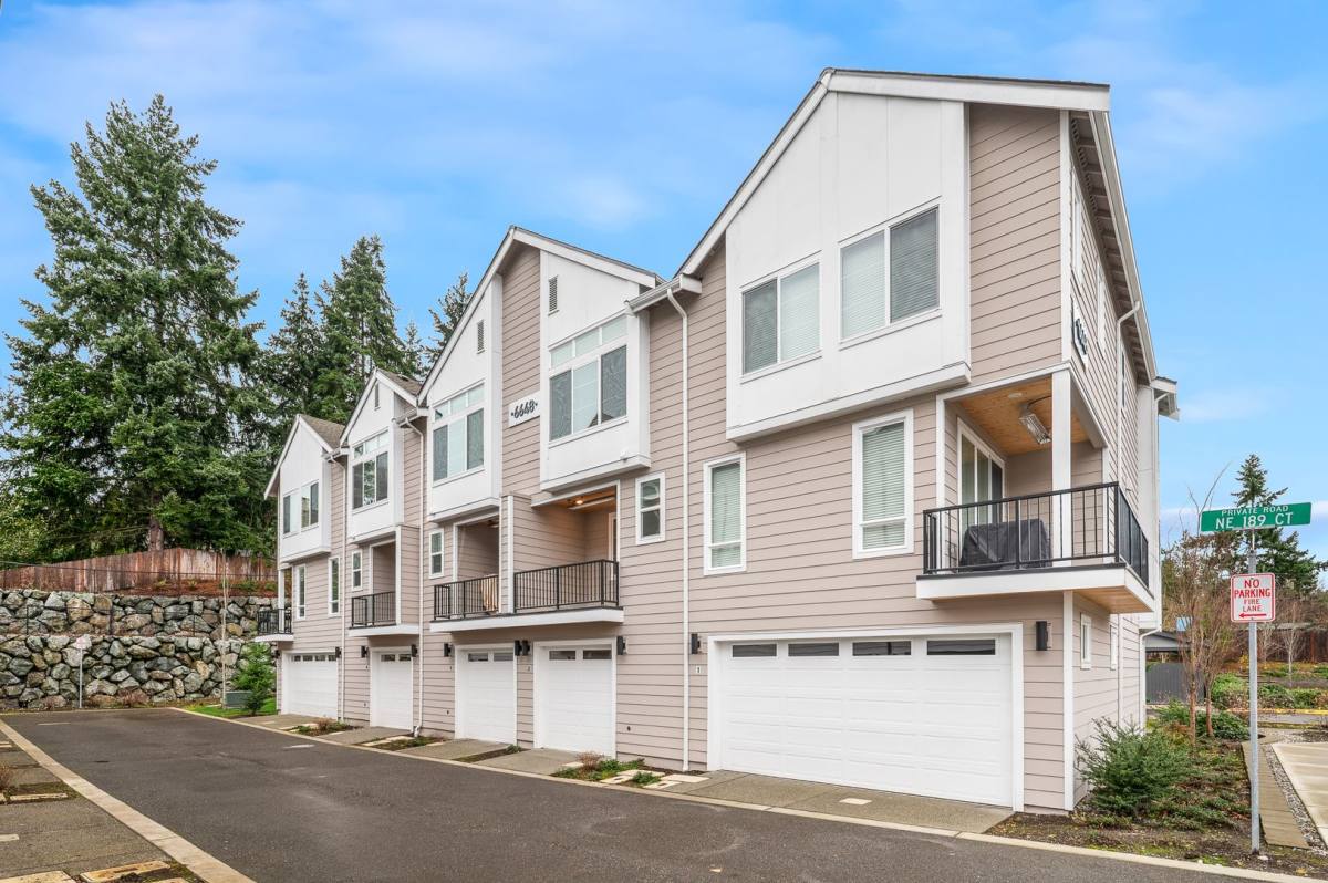 Townhouse for rent at 6636 NE 188th Court, Kenmore, WA 98028