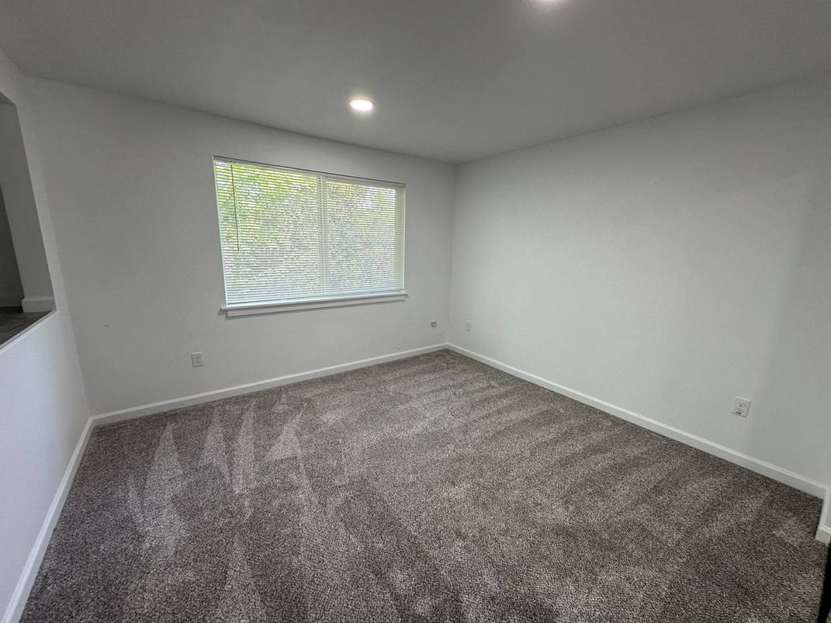 Apartment for rent at 1527 Santiam Rd SE, Albany, OR 97322