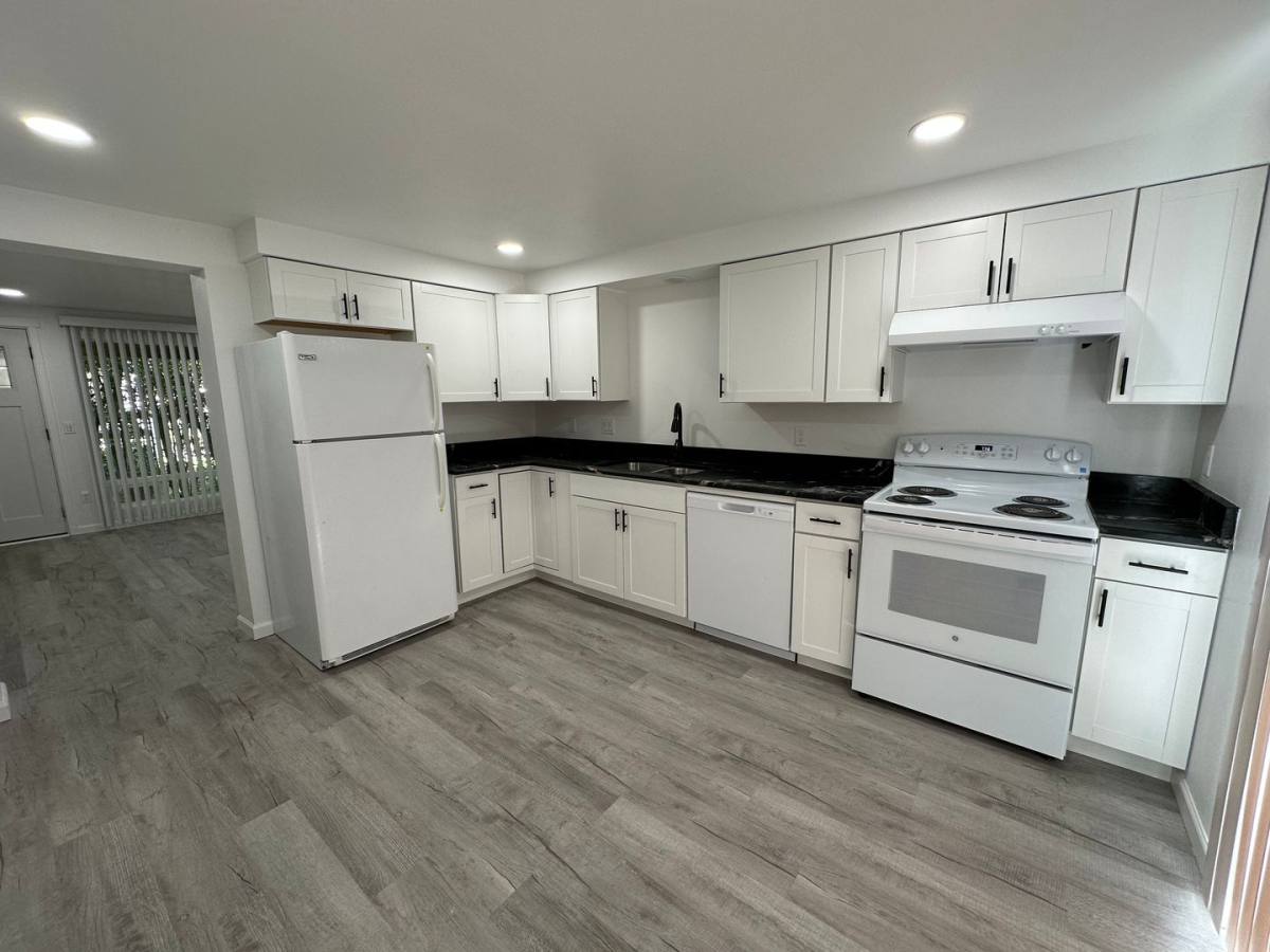 Apartment for rent at 1527 Santiam Rd SE, Albany, OR 97322