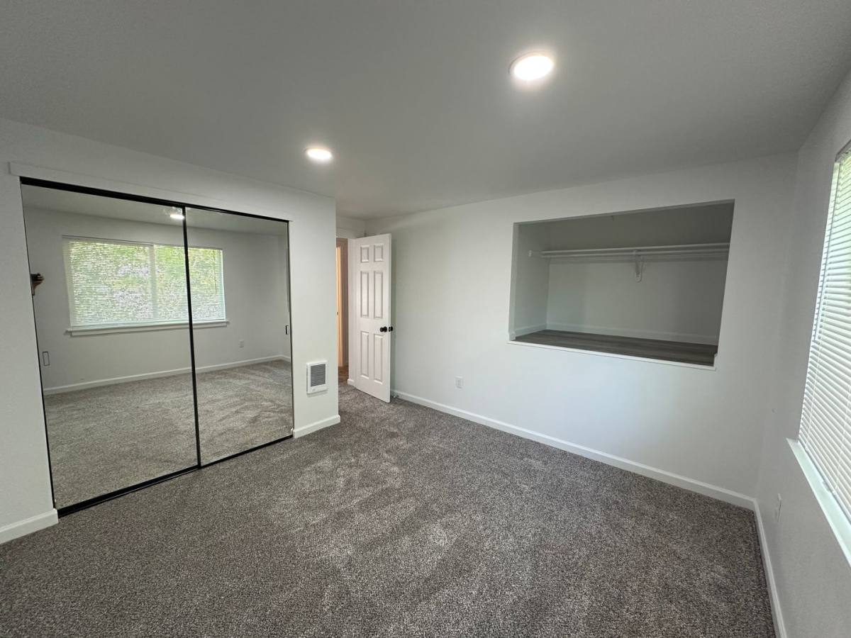 Apartment for rent at 1527 Santiam Rd SE, Albany, OR 97322