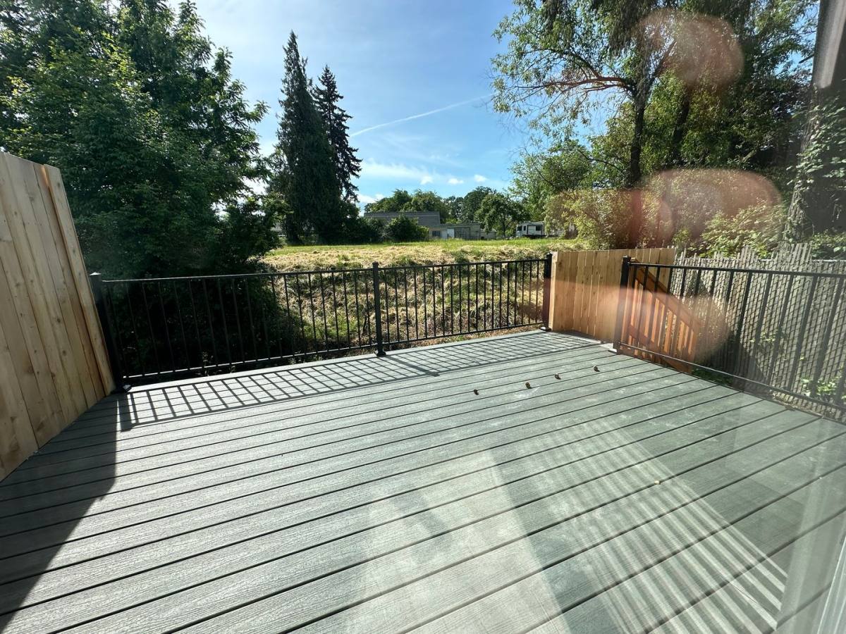 Apartment for rent at 1527 Santiam Rd SE, Albany, OR 97322