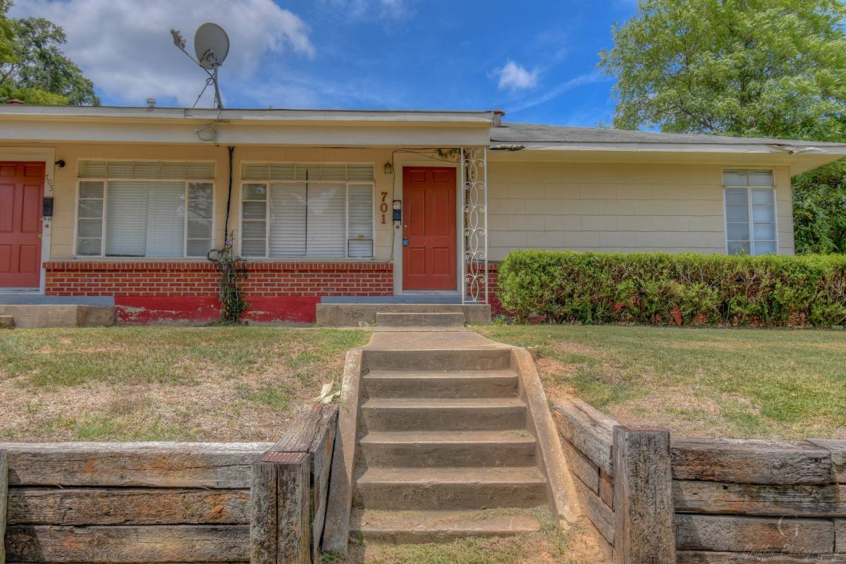 Apartment for rent at 701-703 Gladstone Blvd, Shreveport, LA 71104