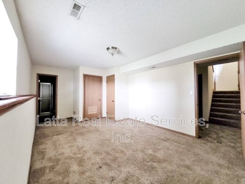 Townhouse for rent at 403 S Sunrise Dr, Raymore, MO 64083