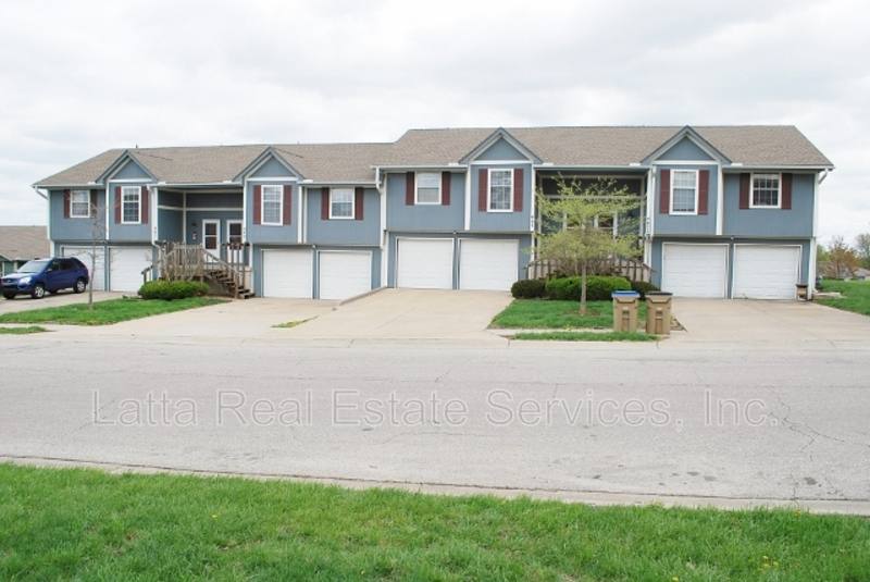 Townhouse for rent at 403 S Sunrise Dr, Raymore, MO 64083