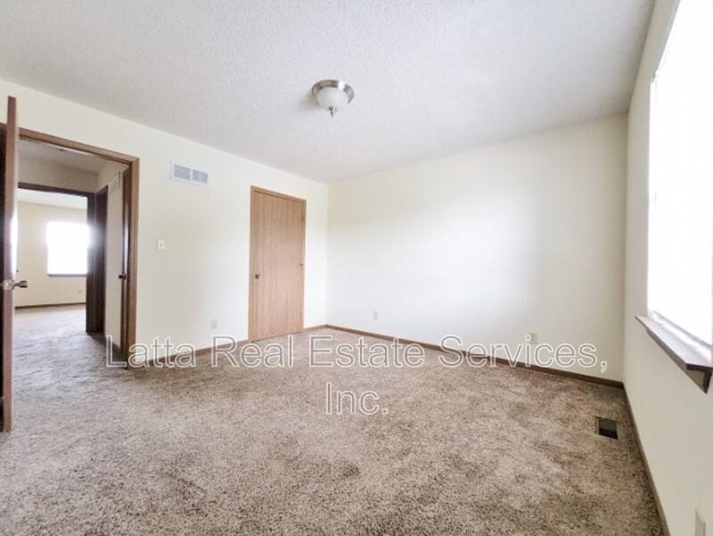 Townhouse for rent at 403 S Sunrise Dr, Raymore, MO 64083