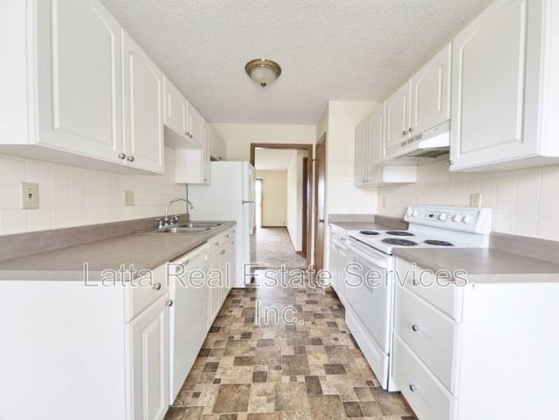 Townhouse for rent at 403 S Sunrise Dr, Raymore, MO 64083