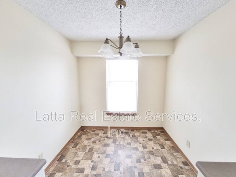 Townhouse for rent at 403 S Sunrise Dr, Raymore, MO 64083