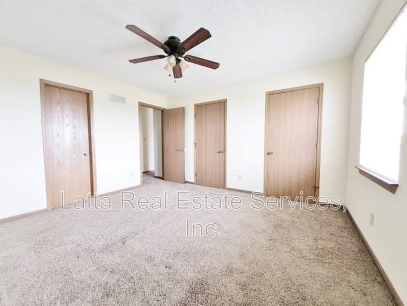Townhouse for rent at 403 S Sunrise Dr, Raymore, MO 64083
