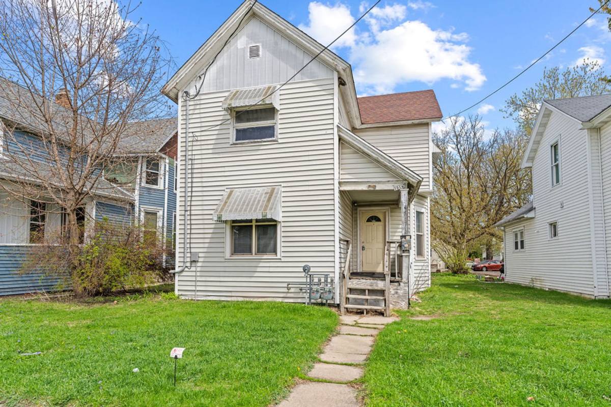 Apartment for rent at 1014 Wright St, Oshkosh, WI 54901