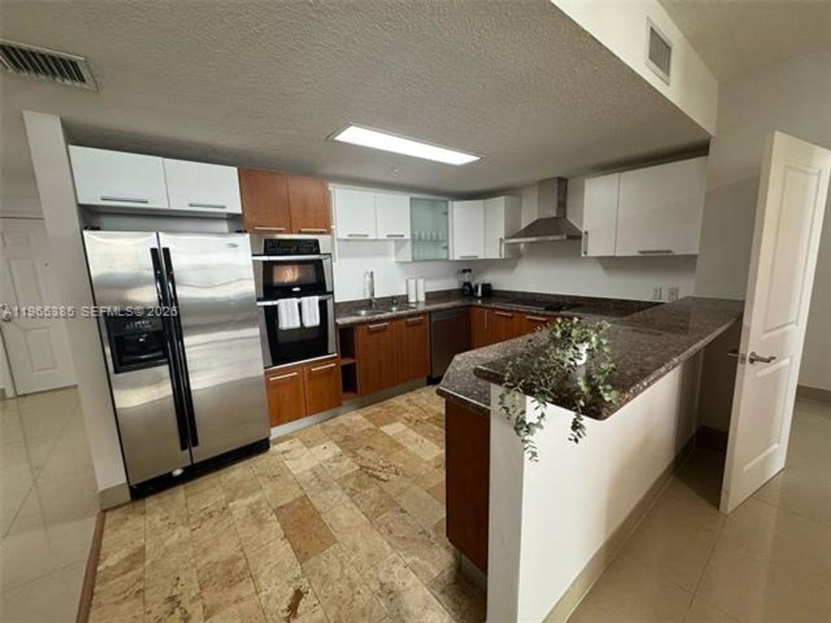 Apartment for rent at 170 SE 14th St, Miami, FL 33131