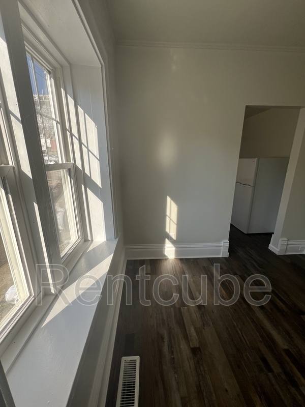 Apartment for rent at 247 W 11th St #8, Dubuque, IA 52001