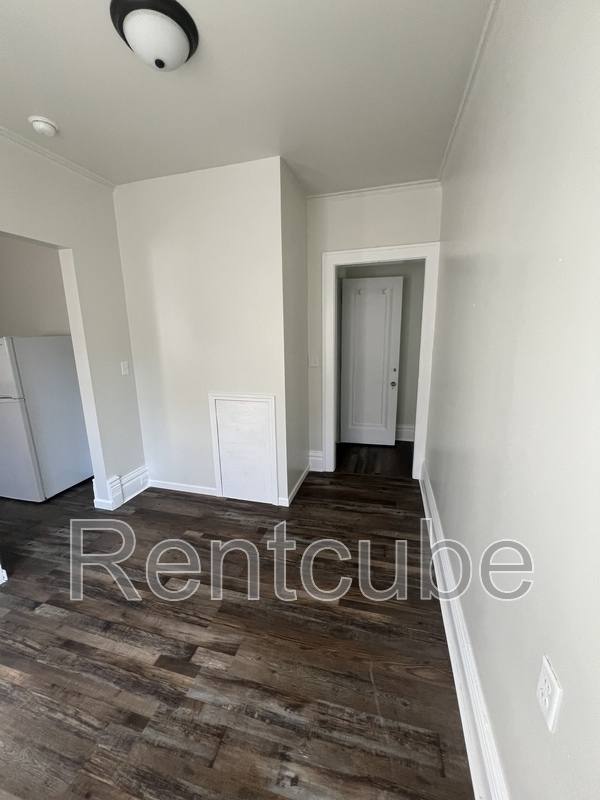 Apartment for rent at 247 W 11th St #8, Dubuque, IA 52001