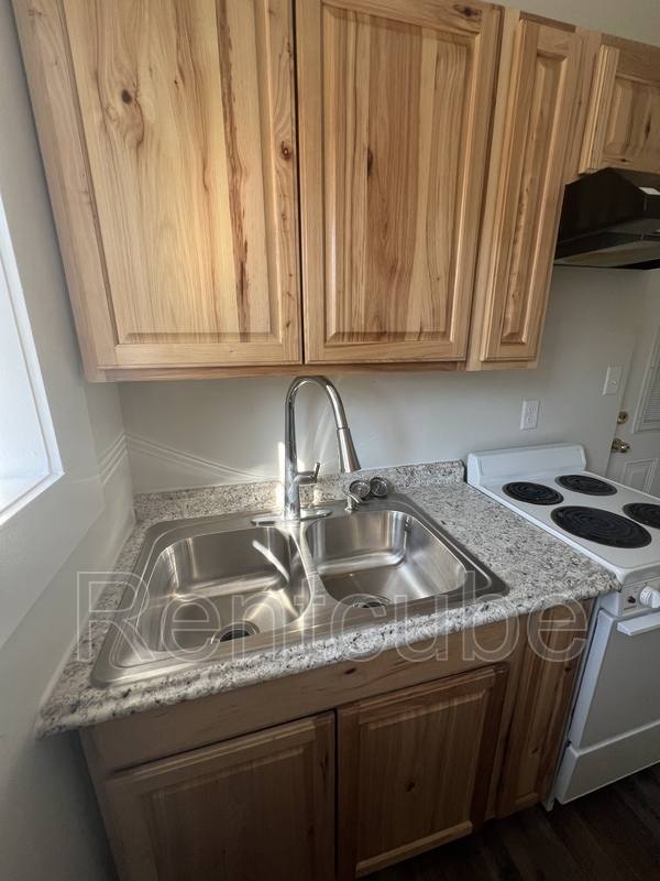 Apartment for rent at 247 W 11th St #8, Dubuque, IA 52001
