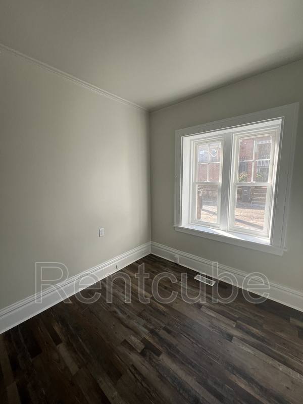 Apartment for rent at 247 W 11th St #8, Dubuque, IA 52001