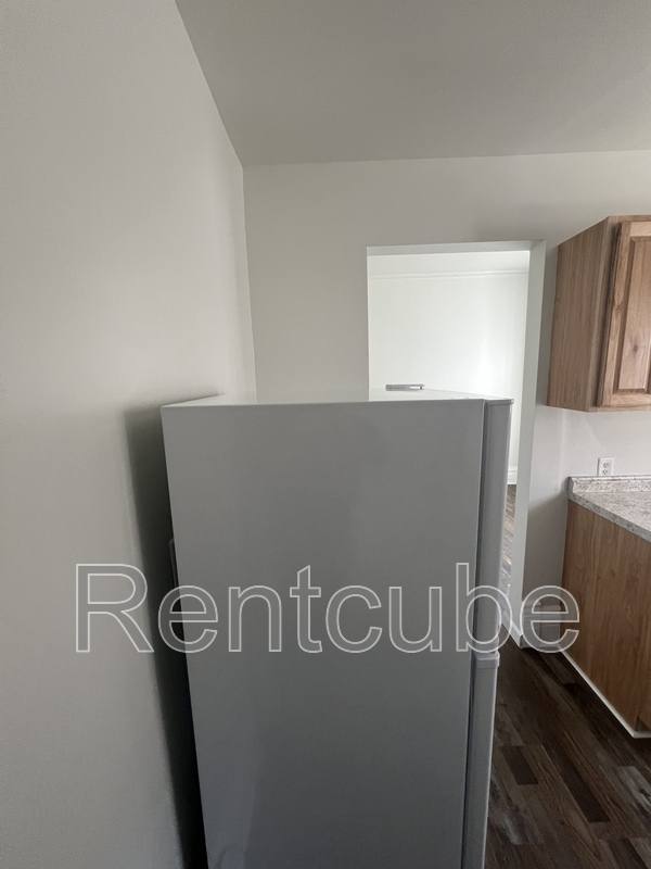 Apartment for rent at 247 W 11th St #8, Dubuque, IA 52001