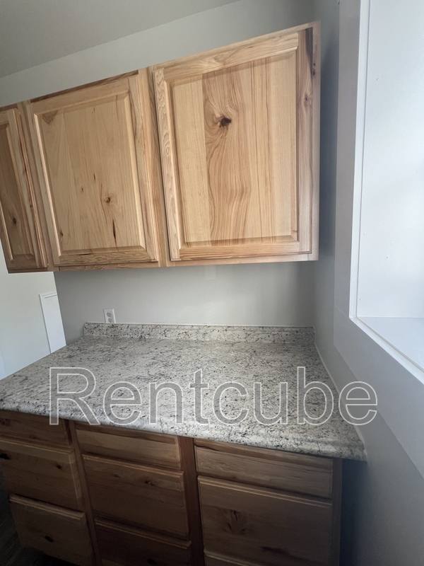 Apartment for rent at 247 W 11th St #8, Dubuque, IA 52001